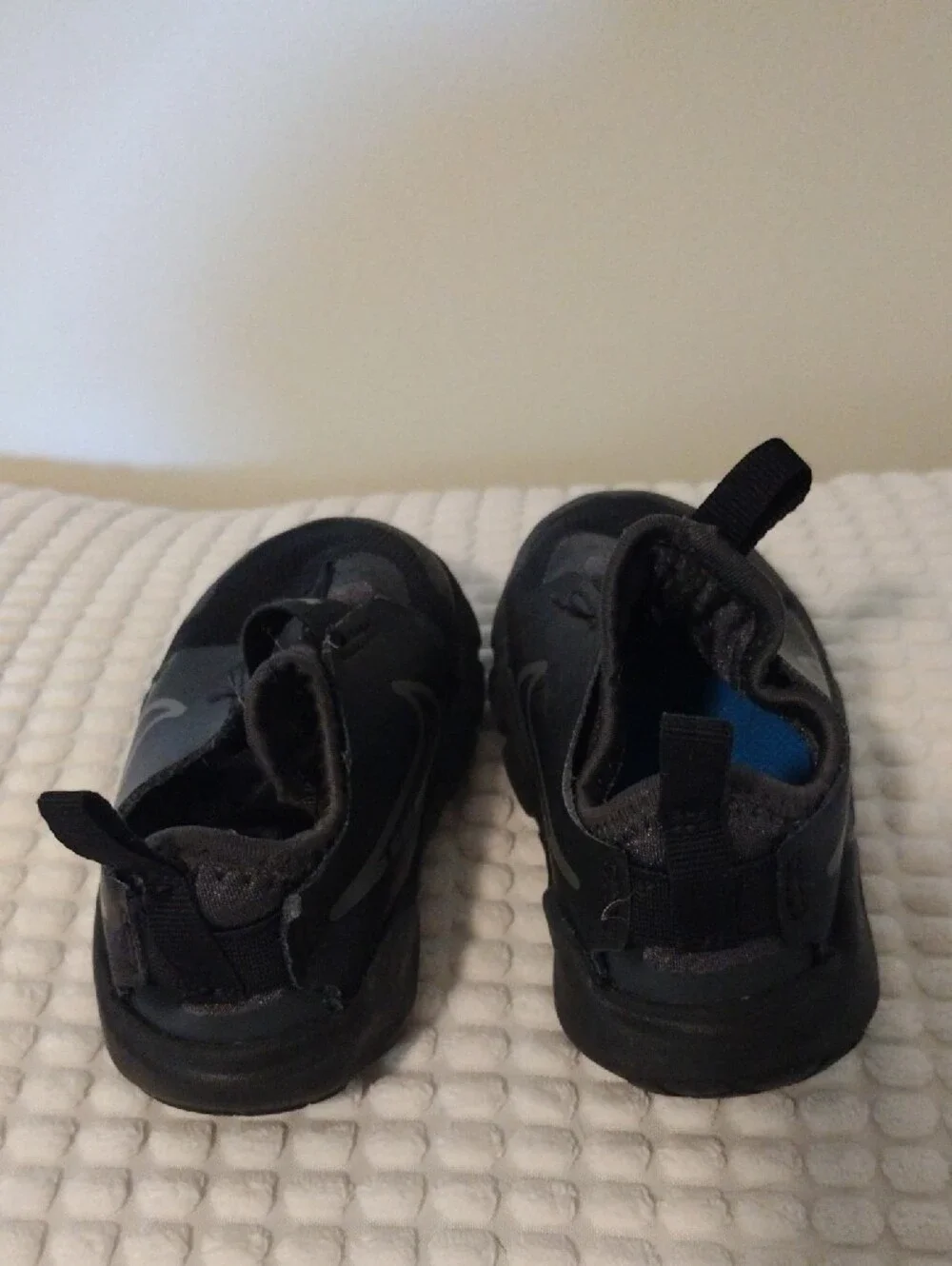Nike Kids Black Slip-On Athletic Sneakers with Reflective Swoosh Baby Size 7